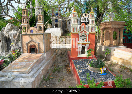 Cimetière traditionnel musée en plein air dans le village Maya Xcaret, parc d'attraction. Est un bon exemple de la fusion entre l'influence espagnole et Maya Banque D'Images