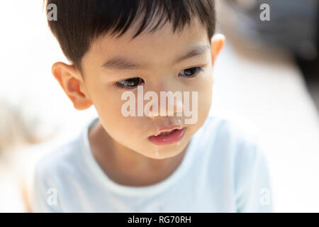 Close up de mucus nasal, Asian boy a un écoulement nasal clair avec morve. Banque D'Images