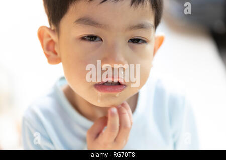 Close up de mucus nasal, Asian boy a un écoulement nasal clair avec morve. Banque D'Images