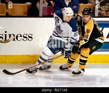 Maple Leafs de Toronto # 22 centre Igor Korolev et Bruins de Boston # 54 aile gauche Jeff Zehr en action de jeu au Fleet Center de Boston Ma 7 janvier photo de Bill belknap Banque D'Images