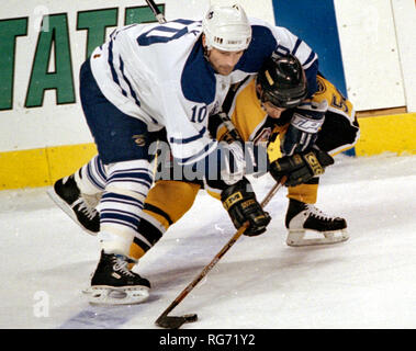 Toronto Maple Leafs Garry Valk et Boston Bruins Jeff Zehr en action de jeu au Fleet Center de Boston MA USA jan. 1999 photo de Bill belknap Banque D'Images