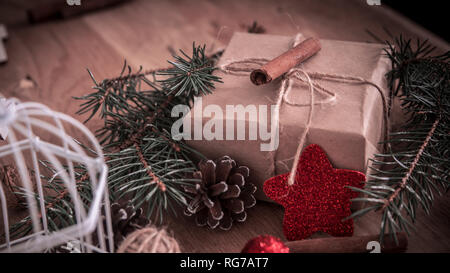 Cadeau de Noël,des bâtons de cannelle et décoration de Noël sur fond de bois Banque D'Images