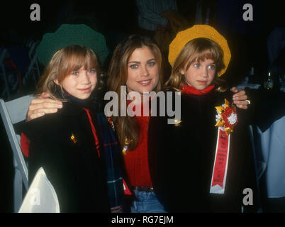 HOLLYWOOD, CA - le 28 novembre : L'actrice Ashley Olsen, modèle Kathy Ireland et l'actrice Mary-Kate Olsen assister à la 62e parade de Noël Hollywood annuel le 28 novembre 1993 à KTLA Studios à Hollywood, Californie. Photo de Barry King/Alamy Stock Photo Banque D'Images