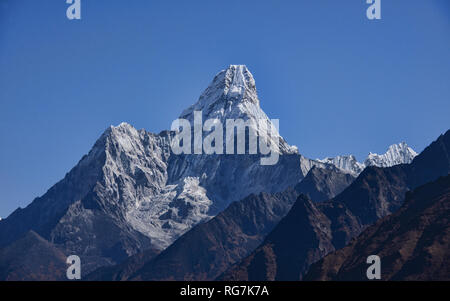 L'Ama Dablam s'élève au-dessus de l'Imja Khola et de la vallée de Khumbu, Népal, région de l'Everest Banque D'Images