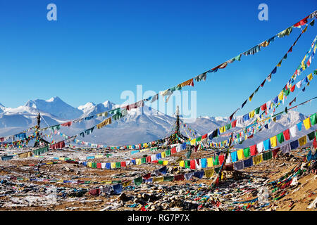 Les drapeaux de prières à l'Himalaya, le Tibet Banque D'Images