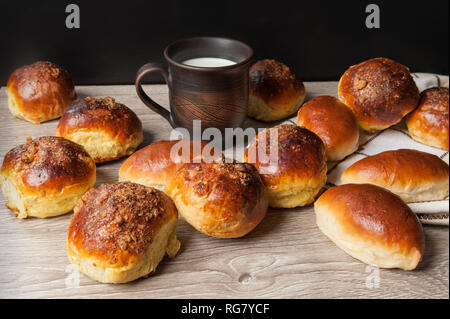 Des brioches et des tartes et d'argile avec du lait en verre Banque D'Images