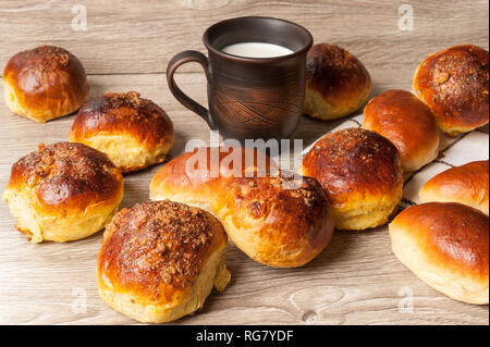 Des brioches et des tartes et d'argile avec du lait en verre Banque D'Images