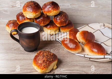 Des brioches et des tartes et d'argile avec du lait en verre Banque D'Images