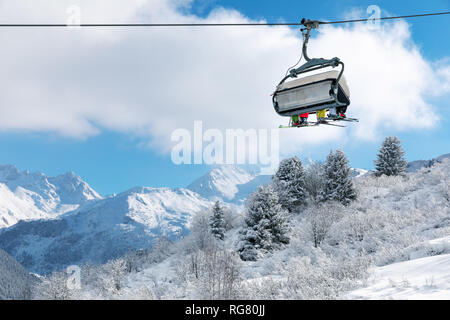 Télésiège des skieurs en hiver enneigé magnifique au-dessus de paysage dans les Alpes Françaises Banque D'Images