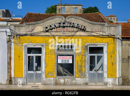 Le Bakery Café (fermé) pour la vente. Confeitaria Entreprise est abandonnée, avec façade en état de décomposition. Vila do Conde, Portugal, Banque D'Images
