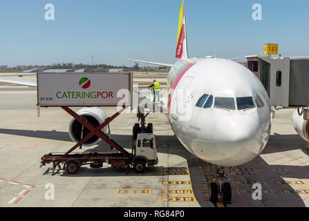 L'Aéroport International de Lisbonne, Portugal, Europe. Circa 2017. Un camion de l'entreprise Cateringpor dans le cas de l'approvisionnement alimentaire sur une plateforme élévatrice le chargement d'une portugaise TAP Banque D'Images