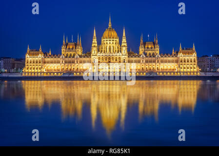 Le parlement de Budapest illuminée la nuit et le Danube, la Hongrie Banque D'Images