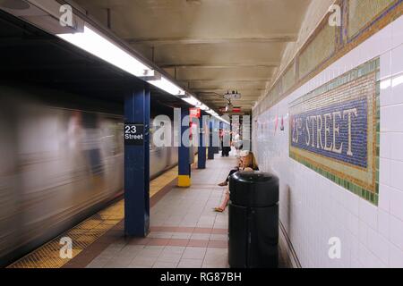 NEW YORK, USA - 4 juillet 2013 : Les gens attendent à la station de métro 23rd Street à New York. Avec 1,67 milliards de dollars annuels des manèges, New York City Subway est le 7e b Banque D'Images