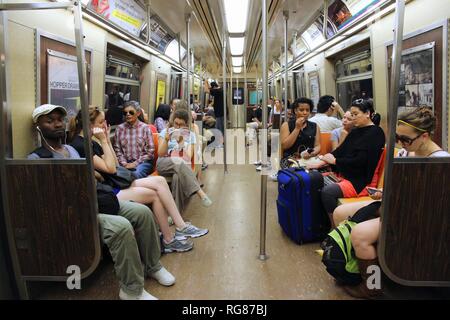 NEW YORK, USA - 4 juillet 2013 : Les gens ride rame de métro à New York. Avec 1,67 milliards de dollars annuels des manèges, New York City Subway est la 7e métro plus syst Banque D'Images