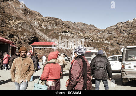 Harbhajan Singh Baba Mandir, Gangtok, Inde 2 Jan, 2019 : Touristique aux personnes bénéficiant d'une maison de vacances à l'extérieur des locaux du temple lors du retour en arrière de col Nathula Banque D'Images