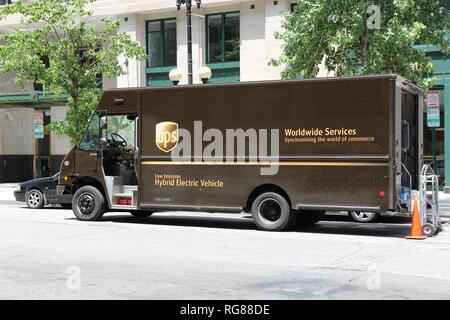 WASHINGTON, Etats-Unis - le 14 juin 2013 : l'Onduleur électrique hybride à faible taux d'émission des camions de livraison dans la région de Washington DC. UPS est l'une des plus grandes entreprises de livraison de colis w Banque D'Images