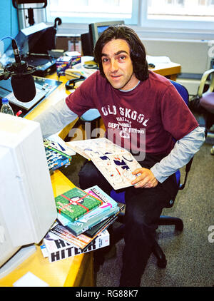 Andrew Collins, auteur anglais et diffuseur photographié à la BBC 6 music studios,27 octobre 2003, Londres, Angleterre, Royaume-Uni. Banque D'Images