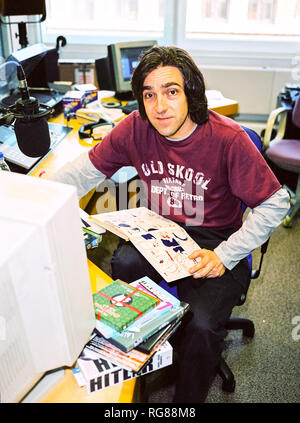 Andrew Collins, auteur anglais et diffuseur photographié à la BBC 6 music studios,27 octobre 2003, Londres, Angleterre, Royaume-Uni. Banque D'Images