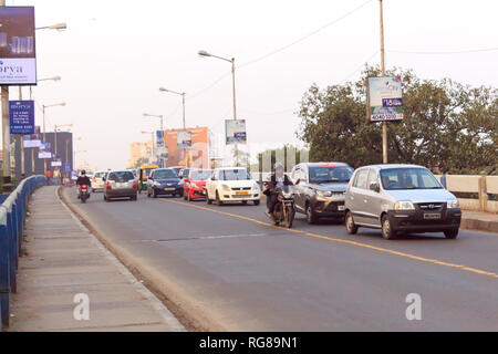 New Alipore, Kolkata, 20 Décembre 2018 : Soirée le trafic dans la ville, les voitures sur l'autoroute road, embouteillage à rue après la tombée de Majerhat pont. L Banque D'Images