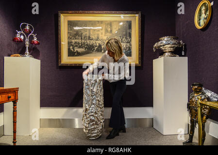 London,UK. 28 janvier 2019. Un navire d'argent de sculpture monumentale le cadre du rapport annuel de la bibliothèque de l'homme Vente Bonhams à Montpelier Street, Knightsbridge qui aura lieu le 30 janvier 2019. Credit : Claire Doherty/Alamy Live News Banque D'Images