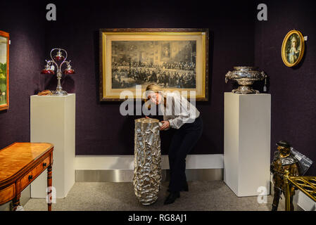 London,UK. 28 janvier 2019. Un navire d'argent de sculpture monumentale le cadre du rapport annuel de la bibliothèque de l'homme Vente Bonhams à Montpelier Street, Knightsbridge qui aura lieu le 30 janvier 2019. Credit : Claire Doherty/Alamy Live News Banque D'Images