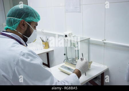 (190128) -- DAMAS, le 28 janvier 2019 (Xinhua) -- photos prises le 13 décembre 2018 montre un inspecteur médecine produits à un pesage de laboratoire de l'usine pharmaceutique de diamants dans la campagne de Damas, capitale de la Syrie. Malgré les longues années de guerre et de sanctions de l'Ouest, l'industrie pharmaceutique en Syrie est en convalescence, couvrant 90 pour cent de la demande nationale. Rapports locaux dit 5 000 pharmacies et 24 usines pharmaceutiques arrêté service pendant la guerre. Mais le ministère de la santé en Syrie tenu de fournir pour la facilitation des usines qui sont encore en service afin de répondre à la dema Banque D'Images