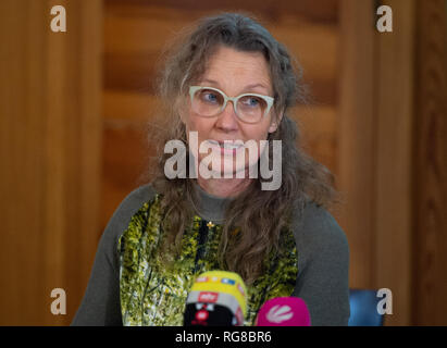 Buir, Allemagne. 28 janvier, 2019. Antje Grothus, membre de la Commission du charbon et des intervenants de la région, prend la parole à une conférence de presse dans un hôtel de ville. La conférence de presse des observations sur le rapport final de la Commission "Croissance, les changements structurels et de l'emploi". Credit : Christophe Gateau/dpa/Alamy Live News Banque D'Images