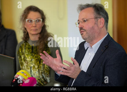 Buir, Allemagne. 28 janvier, 2019. Andreas Büttgen (r), le membre du conseil d'Buirer Buir, prend la parole à une conférence de presse dans un centre communautaire. À côté de lui est Antje Grothus, membre de la Commission du charbon et des intervenants de la région. La conférence de presse des observations sur le rapport final de la Commission "Croissance, les changements structurels et de l'emploi". Credit : Christophe Gateau/dpa/Alamy Live News Banque D'Images