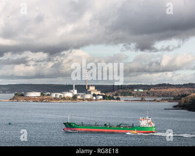 Whitegate, Cork, Irlande. 28 janvier, 2019. Thun pétroliers Genius est escorté par le bateau-pilote Fáilte puisqu'il a été à la raffinerie de pétrole à Whitegate Co., Cork, Irlande. Crédit : David Creedon/Alamy Live News Banque D'Images