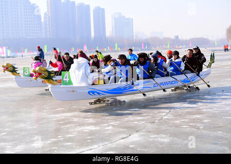 Shenyang, Chine. 28 janvier, 2019. 14 Les équipes participent à la course de dragon sur un lac gelé à Shenyang, Liaoning Province du nord-est de la Chine. Crédit : SIPA Asie/ZUMA/Alamy Fil Live News Banque D'Images