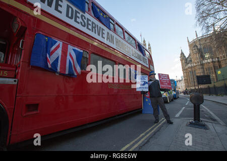 Londres, Royaume-Uni. 28 janvier, 2019. Steve Bray et d'autres membres de protestation à l'extérieur du Brexit SODEM Chambres du Parlement et de la demande d'un vote des peuples. Crédit : George Cracknell Wright/Alamy Live News Banque D'Images