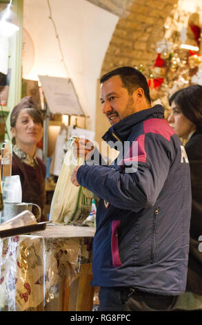 * Pas * WEB Rome, le vice-président du Conseil des ministres Matteo Salvini photographié tout en marchant à travers les rues de la capitale. Le chef de la Ligue est amusé dans un magasin de bonbons dans le centre avant de se rassembler dans la prière dans l'église de Santa Maria in Vallicella et à pied. Peu de curiosité, la rencontre avec la première dame Olivia Paladino. Banque D'Images