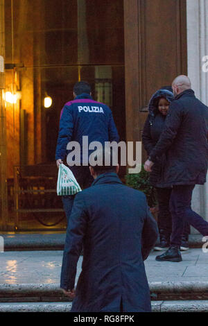 * Pas * WEB Rome, le vice-président du Conseil des ministres Matteo Salvini photographié tout en marchant à travers les rues de la capitale. Le chef de la Ligue est amusé dans un magasin de bonbons dans le centre avant de se rassembler dans la prière dans l'église de Santa Maria in Vallicella et à pied. Peu de curiosité, la rencontre avec la première dame Olivia Paladino. Banque D'Images