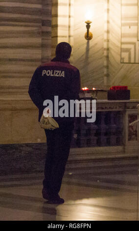 * Pas * WEB Rome, le vice-président du Conseil des ministres Matteo Salvini photographié tout en marchant à travers les rues de la capitale. Le chef de la Ligue est amusé dans un magasin de bonbons dans le centre avant de se rassembler dans la prière dans l'église de Santa Maria in Vallicella et à pied. Peu de curiosité, la rencontre avec la première dame Olivia Paladino. Banque D'Images