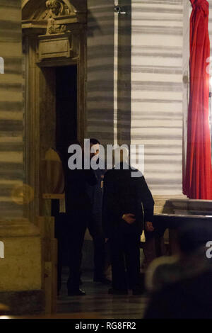* Pas * WEB Rome, le vice-président du Conseil des ministres Matteo Salvini photographié tout en marchant à travers les rues de la capitale. Le chef de la Ligue est amusé dans un magasin de bonbons dans le centre avant de se rassembler dans la prière dans l'église de Santa Maria in Vallicella et à pied. Peu de curiosité, la rencontre avec la première dame Olivia Paladino. Banque D'Images