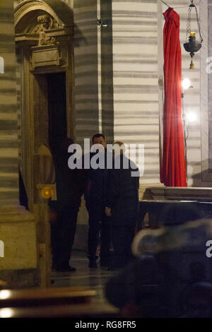 * Pas * WEB Rome, le vice-président du Conseil des ministres Matteo Salvini photographié tout en marchant à travers les rues de la capitale. Le chef de la Ligue est amusé dans un magasin de bonbons dans le centre avant de se rassembler dans la prière dans l'église de Santa Maria in Vallicella et à pied. Peu de curiosité, la rencontre avec la première dame Olivia Paladino. Banque D'Images