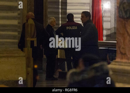 * Pas * WEB Rome, le vice-président du Conseil des ministres Matteo Salvini photographié tout en marchant à travers les rues de la capitale. Le chef de la Ligue est amusé dans un magasin de bonbons dans le centre avant de se rassembler dans la prière dans l'église de Santa Maria in Vallicella et à pied. Peu de curiosité, la rencontre avec la première dame Olivia Paladino. Banque D'Images