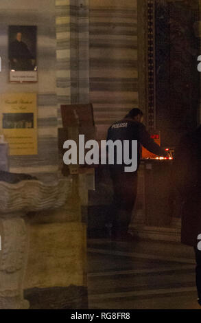 * Pas * WEB Rome, le vice-président du Conseil des ministres Matteo Salvini photographié tout en marchant à travers les rues de la capitale. Le chef de la Ligue est amusé dans un magasin de bonbons dans le centre avant de se rassembler dans la prière dans l'église de Santa Maria in Vallicella et à pied. Peu de curiosité, la rencontre avec la première dame Olivia Paladino. Banque D'Images