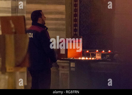 * Pas * WEB Rome, le vice-président du Conseil des ministres Matteo Salvini photographié tout en marchant à travers les rues de la capitale. Le chef de la Ligue est amusé dans un magasin de bonbons dans le centre avant de se rassembler dans la prière dans l'église de Santa Maria in Vallicella et à pied. Peu de curiosité, la rencontre avec la première dame Olivia Paladino. Banque D'Images