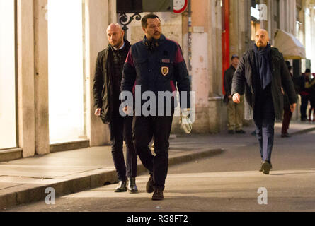 * Pas * WEB Rome, le vice-président du Conseil des ministres Matteo Salvini photographié tout en marchant à travers les rues de la capitale. Le chef de la Ligue est amusé dans un magasin de bonbons dans le centre avant de se rassembler dans la prière dans l'église de Santa Maria in Vallicella et à pied. Peu de curiosité, la rencontre avec la première dame Olivia Paladino. Banque D'Images