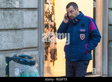 * Pas * WEB Rome, le vice-président du Conseil des ministres Matteo Salvini photographié tout en marchant à travers les rues de la capitale. Le chef de la Ligue est amusé dans un magasin de bonbons dans le centre avant de se rassembler dans la prière dans l'église de Santa Maria in Vallicella et à pied. Peu de curiosité, la rencontre avec la première dame Olivia Paladino. Banque D'Images