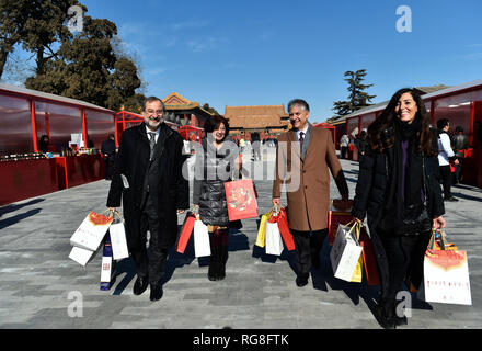 (190128) -- BEIJING, le 28 janvier 2019 (Xinhua) -- les touristes étrangers sont vus avec ce qu'ils ont fait des achats au cours d'un procès équitable au Palace Museum à Pékin, capitale de la Chine, le 28 janvier 2019. Environ 150 chinois des marques, sélectionnés à partir de certaines provinces chinoises et les municipalités, sont exposées à une foire dans le musée du palais pendant le Festival du printemps. L'histoire de bien des chinois des marques, allant des spécialités locales, liqueurs, produits de santé à la soie et de l'artisanat, remonte à la Dynastie des Qing (1644-1911) lorsque leurs produits étaient exclusifs des hommages à l'imperial Banque D'Images