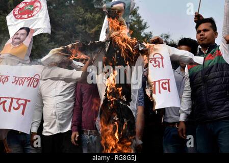 Guwahati, Assam, Inde. 28 janvier 2019. Tous les étudiants de l'Assam (AASU) militants burns effigie du président de l'Etat d'Assam BJP Ranjit Das et de l'Assam Sarbananda sonowal ministre en chef pour protester contre le projet de loi 2016 Amendement de la citoyenneté à Guwahati, Assam le lundi, Janvier 28, 2019. PHOTO:DAVID TALUKDAR Crédit : David Talukdar/Alamy Live News Banque D'Images