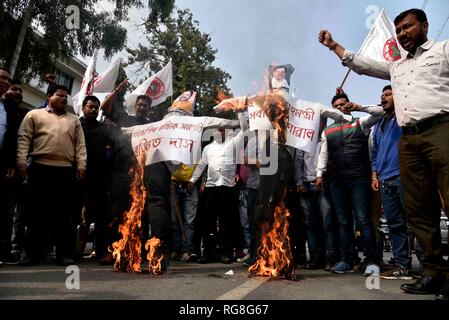 Guwahati, Assam, Inde. 28 janvier 2019. Tous les étudiants de l'Assam (AASU) militants burns effigie du président de l'Etat d'Assam BJP Ranjit Das et de l'Assam Sarbananda sonowal ministre en chef pour protester contre le projet de loi 2016 Amendement de la citoyenneté à Guwahati, Assam le lundi, Janvier 28, 2019. PHOTO:DAVID TALUKDAR Crédit : David Talukdar/Alamy Live News Banque D'Images