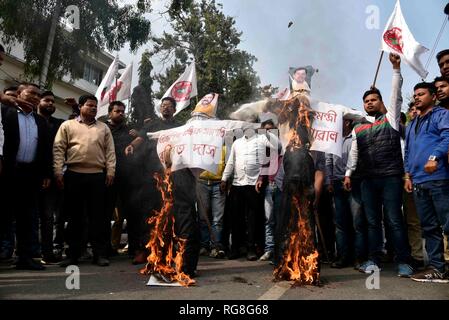 Guwahati, Assam, Inde. 28 janvier 2019. Tous les étudiants de l'Assam (AASU) militants burns effigie du président de l'Etat d'Assam BJP Ranjit Das et de l'Assam Sarbananda sonowal ministre en chef pour protester contre le projet de loi 2016 Amendement de la citoyenneté à Guwahati, Assam le lundi, Janvier 28, 2019. PHOTO:DAVID TALUKDAR Crédit : David Talukdar/Alamy Live News Banque D'Images