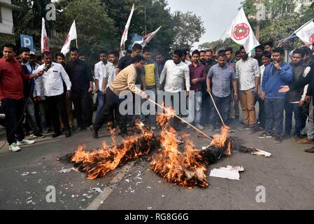 Guwahati, Assam, Inde. 28 janvier 2019. Tous les étudiants de l'Assam (AASU) militants burns effigie du président de l'Etat d'Assam BJP Ranjit Das et de l'Assam Sarbananda sonowal ministre en chef pour protester contre le projet de loi 2016 Amendement de la citoyenneté à Guwahati, Assam le lundi, Janvier 28, 2019. PHOTO:DAVID TALUKDAR Crédit : David Talukdar/Alamy Live News Banque D'Images