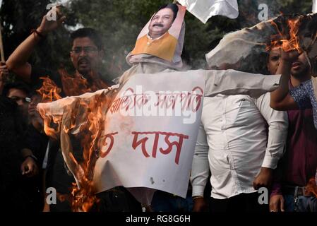 Guwahati, Assam, Inde. 28 janvier 2019. Tous les étudiants de l'Assam (AASU) militants burns effigie du président de l'Etat d'Assam BJP Ranjit Das et de l'Assam Sarbananda sonowal ministre en chef pour protester contre le projet de loi 2016 Amendement de la citoyenneté à Guwahati, Assam le lundi, Janvier 28, 2019. PHOTO:DAVID TALUKDAR Crédit : David Talukdar/Alamy Live News Banque D'Images