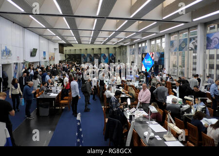 Ramat Gan, Israël. 28 janvier, 2019.Des centaines de compagnies de diamants israéliens offrant des diamants non sertis et les acheteurs de diamants et bijoux en diamants de plus de 30 pays à travers le monde participant à la Semaine internationale du diamant en Israël (IDWI) sur le parquet de l'Israel Diamond Exchange (IDE) dans la ville de Ramat Gan. La grande quantité et variété de produits à l'offre est évaluée à plus de un milliard de dollars. Credit : Eddie Gerald/Alamy Live News Banque D'Images