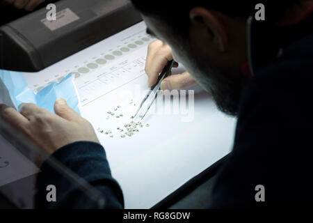 Ramat Gan, Israël. 28 janvier, 2019.Un commerçant tri du diamant pierres précieuses au parquet de la Israel Diamond Exchange (IDE) au cours de la Semaine internationale du diamant en Israël (IDWI). Des centaines de sociétés diamantaires israéliens offerts les deux diamants non sertis de diamants et bijoux à des acheteurs de diamants de plus de 30 pays à travers le monde à l'événement annuel la grande quantité et variété de produits à l'offre est évaluée à plus de un milliard de dollars. Credit : Eddie Gerald/Alamy Live News Banque D'Images