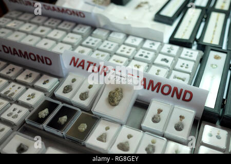 Ramat Gan, Israël. 28 janvier, 2019.Les diamants naturels sont offerts par un commerçant au parquet de la Israel Diamond Exchange (IDE) au cours de la Semaine internationale du diamant en Israël (IDWI). Des centaines de sociétés diamantaires israéliens offerts les deux diamants non sertis de diamants et bijoux à des acheteurs de diamants de plus de 30 pays à travers le monde à l'événement annuel la grande quantité et variété de produits à l'offre est évaluée à plus de un milliard de dollars. Credit : Eddie Gerald/Alamy Live News Banque D'Images